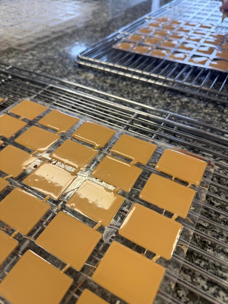 Caramels et confiseries en moules sur grilles de refroidissement