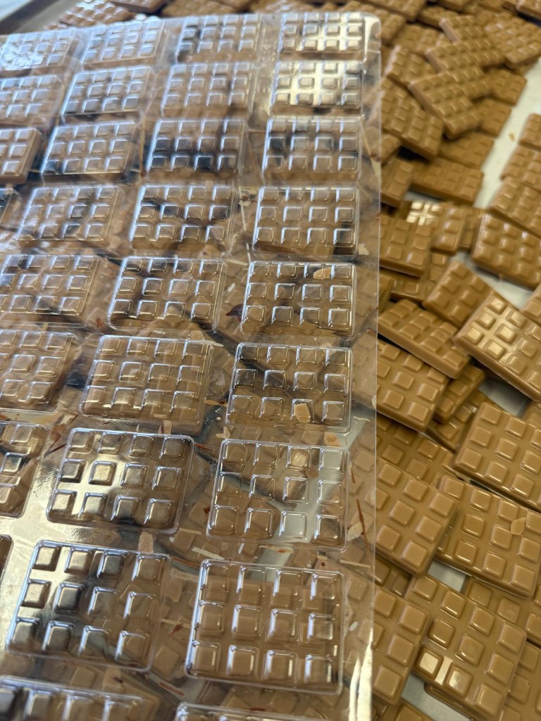 Moule à chocolat et barres de chocolat au lait démoulées